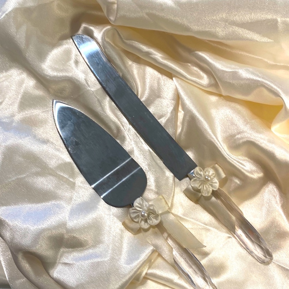 Vintage Wedding Cake Service Set! In EUC Stainless Steel w/ creamy white satin❤️